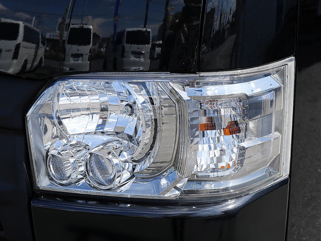 純正のLEDヘッドライト☆ 夜間の運転も安心です♪ ヘッドライトをインナーブラック塗装にすることも可能です！