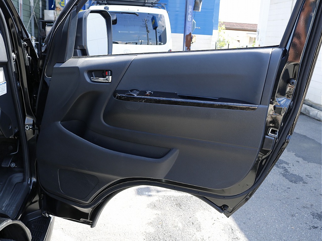 運転席のドア内張り☆　内張にも木目調のパネルが装着されています♪