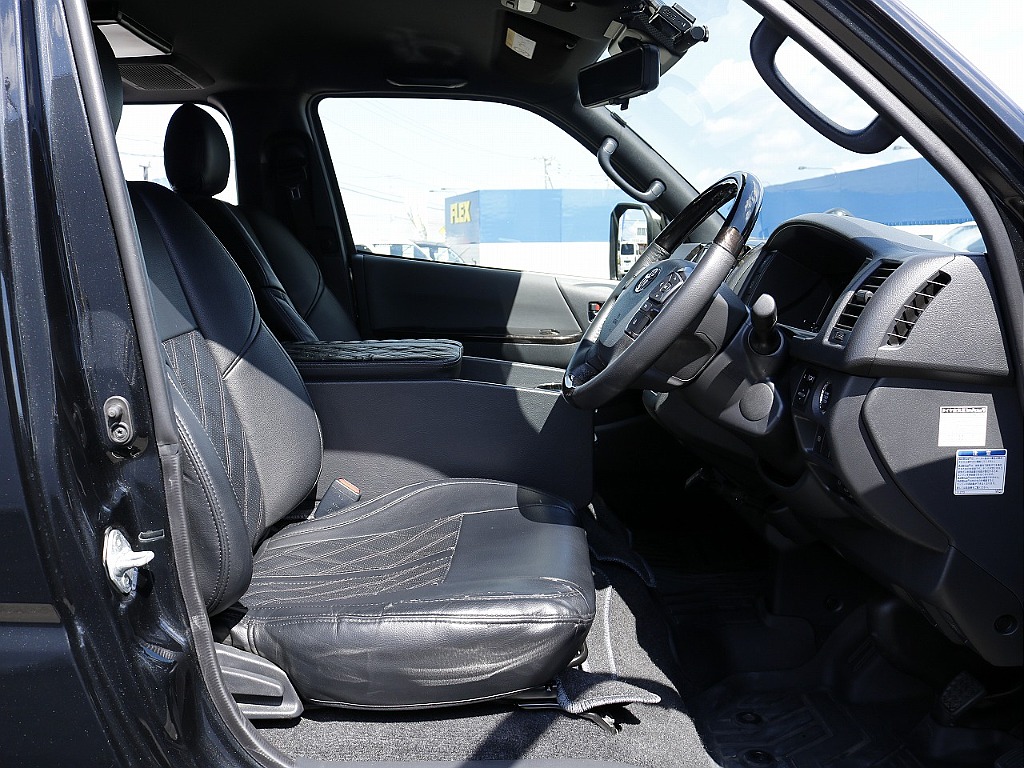 運転席周り☆　運転席、助手席シートカバー装着済み♪ シートカバーはフレックスオリジナル製品も複数ございます！お好みのシートカバーへ変更可能です♪