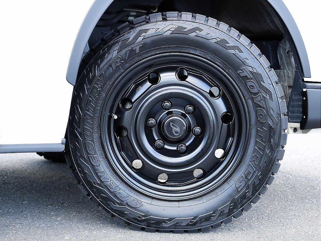 新品FLEXオリジナル 16インチ Pawホイール、新品TOYO　オープンカントリータイヤを装着しております☆  あえてホワイトレター無しのタイヤをチョイスしております！