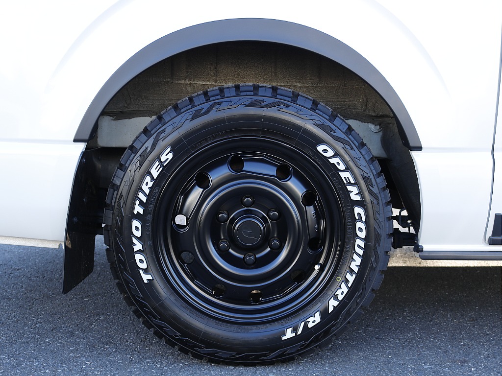 茨城県つくば市にハイエース専門の新車・中古車の展示場を展開！人気のグレード・年式をその場で見比べられます♪皆様のご来場、お問合せを心よりお待ちしております☆