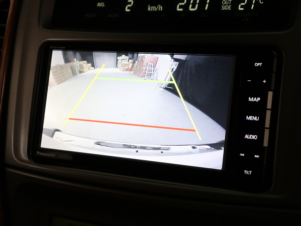 バックカメラ付きで車庫入れも安心！