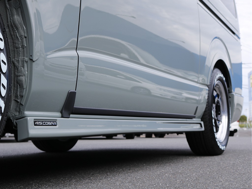 サイドステップを装着し、ステップもラインに合わせてブラックを差し色に♪