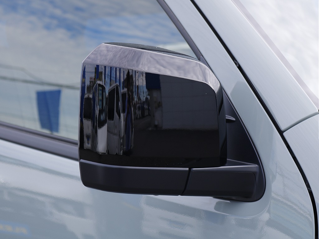 ドアミラーはワンポイントのアクセントでブラック塗装に♪