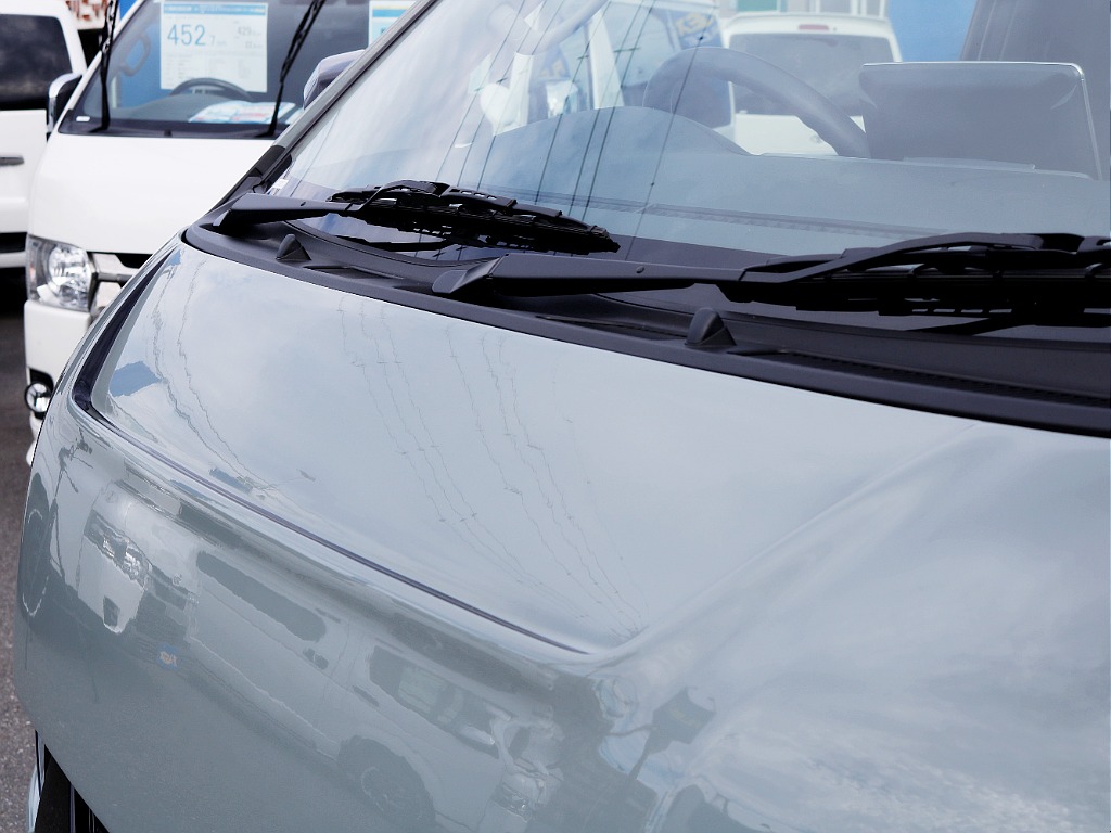 ボンネットは上部にプレスラインがあり、立体感が際立ちます♪