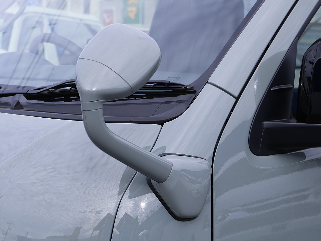 コーナーミラーはボディ同色塗装し、統一感を演出♪