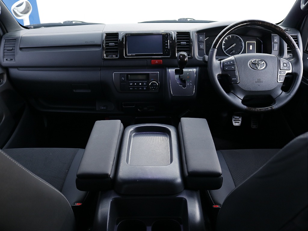 運転席周り！！ ダークプライムⅡ専用内装なので、黒木目パネル、本革シートと豪華な内装です♪