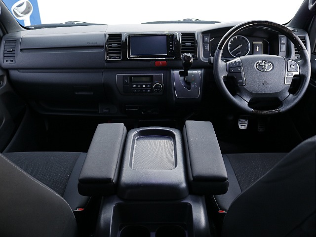 運転席周り！！ ダークプライムⅡ専用内装なので、黒木目パネル、本革シートと豪華な内装です♪