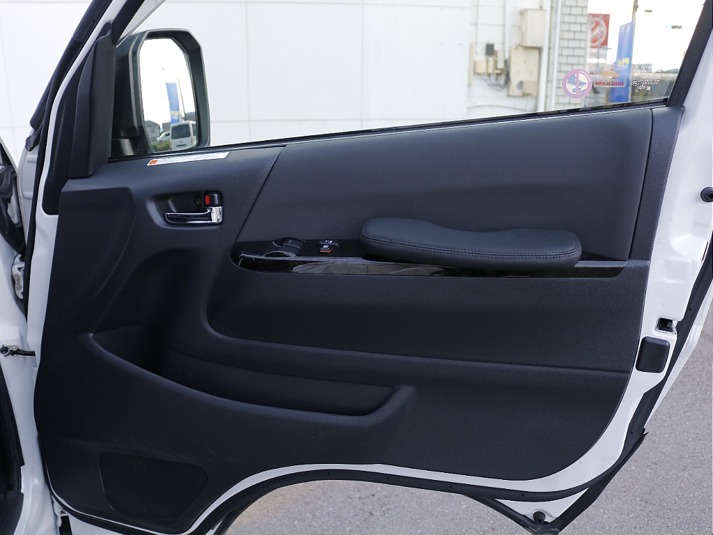 茨城県つくば市にハイエース専門の新車・中古車の展示場を展開！人気のグレード・年式をその場で見比べられます♪皆様のご来場、お問合せを心よりお待ちしております☆