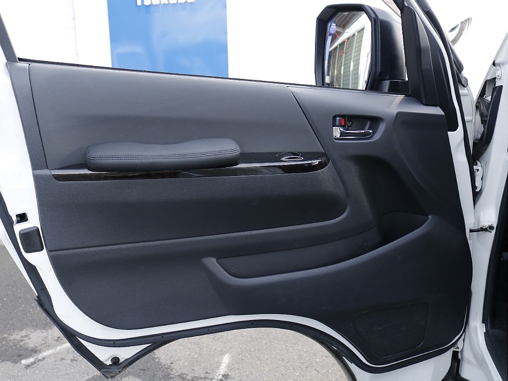 茨城県つくば市にハイエース専門の新車・中古車の展示場を展開！人気のグレード・年式をその場で見比べられます♪皆様のご来場、お問合せを心よりお待ちしております☆