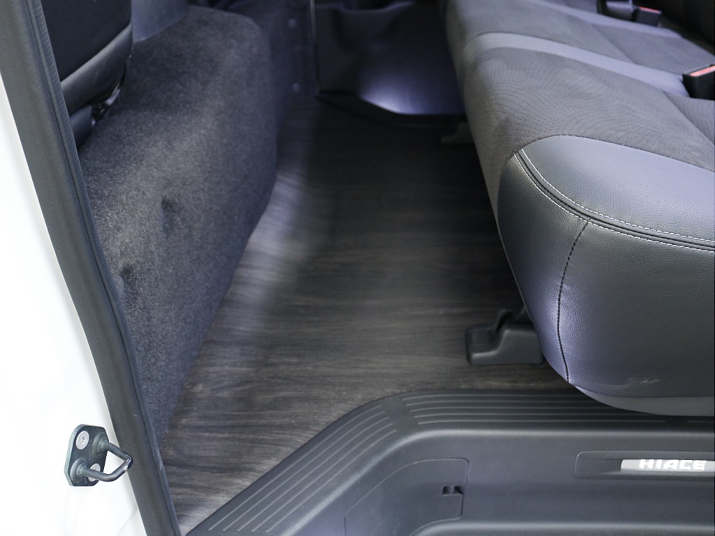 茨城県つくば市にハイエース専門の新車・中古車の展示場を展開！人気のグレード・年式をその場で見比べられます♪皆様のご来場、お問合せを心よりお待ちしております☆