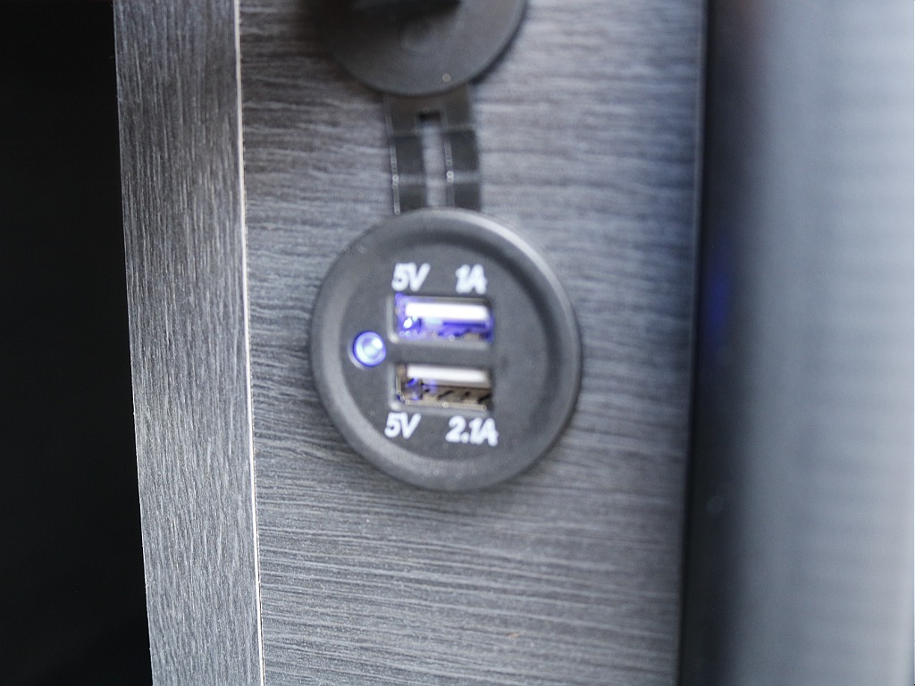 ５V　USBポート２基付き☆車内で簡単に電話などの充電が可能です☆
