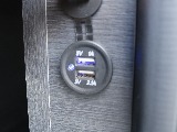 ５V　USBポート２基付き☆車内で簡単に電話などの充電が可能です☆