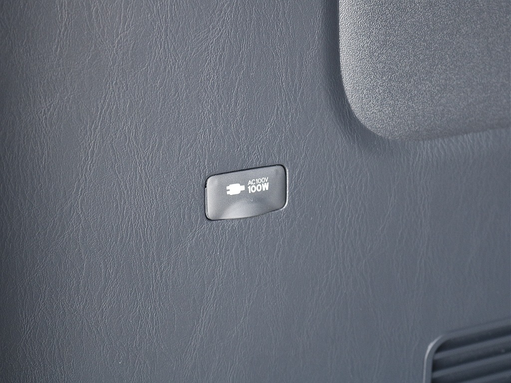 リアの荷室にはオプションの１００Vコンセント付き♪ リアゲートか付近から電源を取れます♪