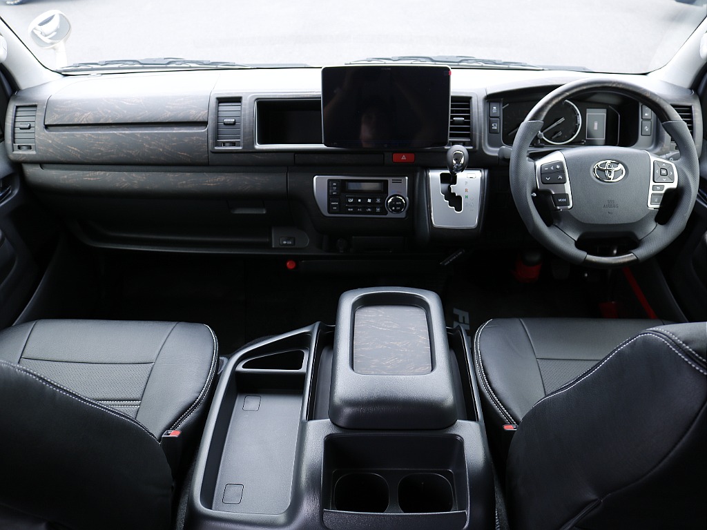 運転席周り☆ アルパイン11インチナビ、インテリアパネルを取り付けることによって高級感のあるインテリアに♪