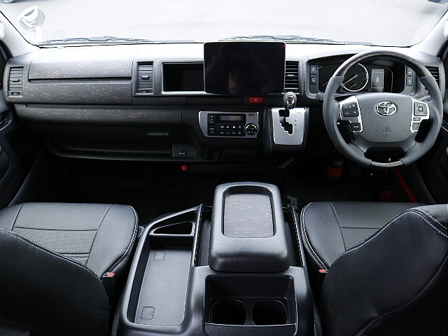 運転席周り☆ アルパイン11インチナビ、インテリアパネルを取り付けることによって高級感のあるインテリアに♪