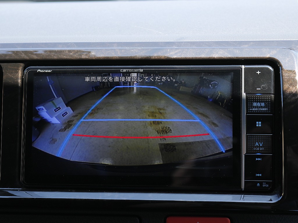 大柄な車体のハイエースには必須装備であるバックカメラも装着済み♪