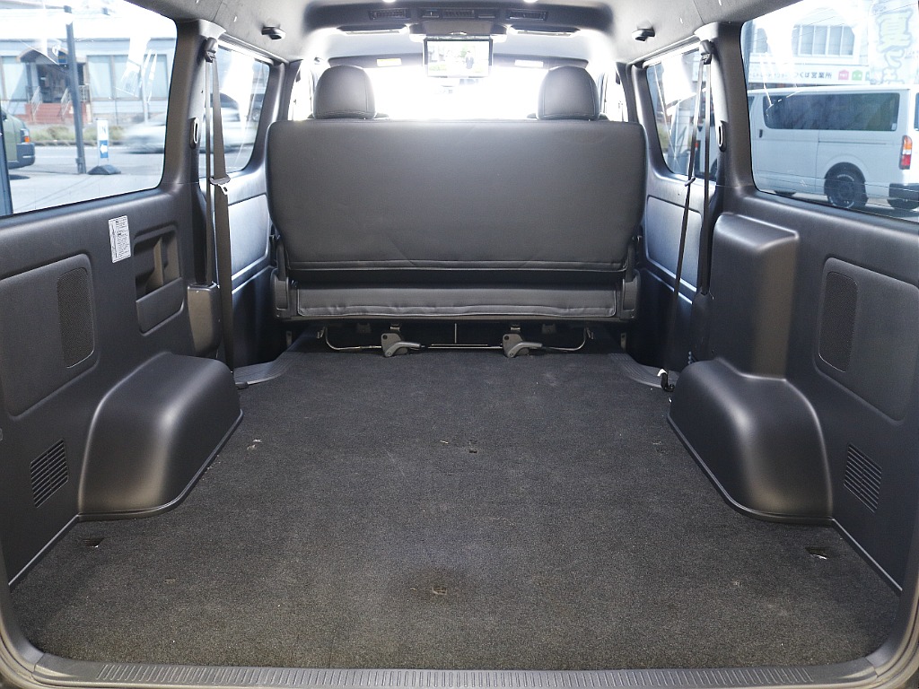 ワイドバンの広大な荷室です！  追加オプションでベットキットを装着すれば車中泊仕様にも変更可能です♪