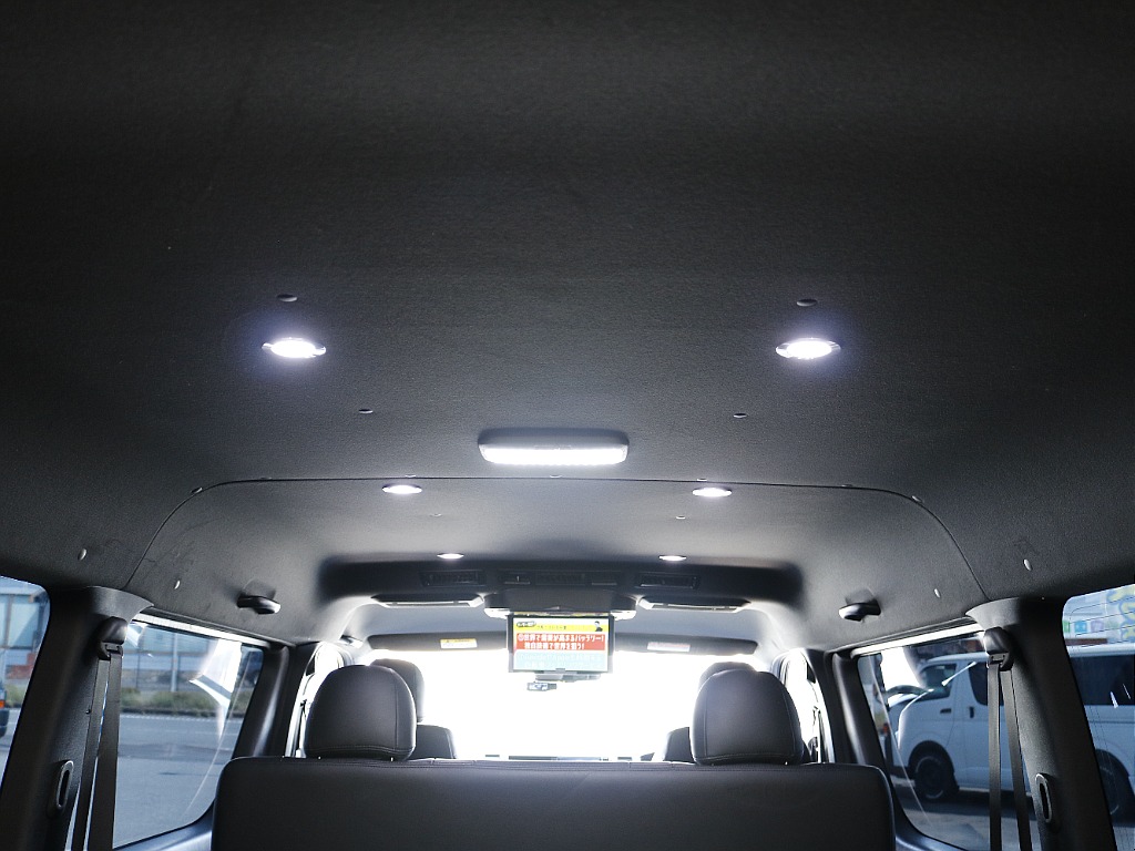 天井には埋め込みのダウンライトが設置済み☆ ルームランプ連動で荷室を明るく照らします♪