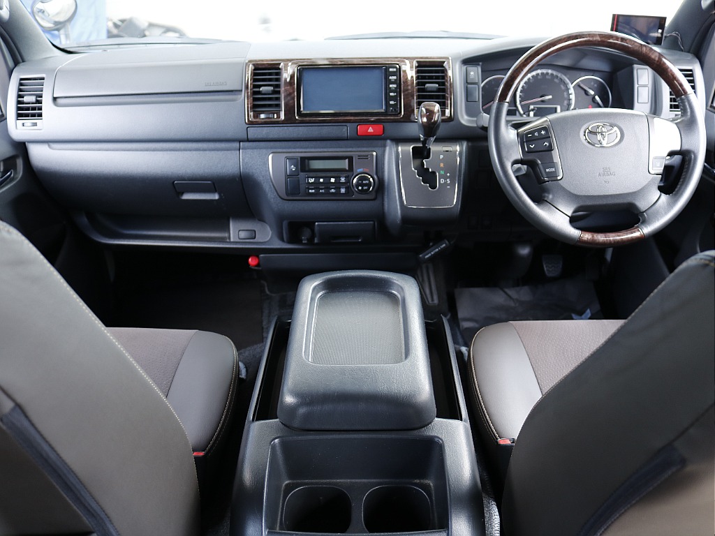 運転席周り、ハイエースの50周年アニバーサリー限定カラー のパーツが多数装着されています♪