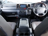 運転席周り、ハイエースの50周年アニバーサリー限定カラー のパーツが多数装着されています♪