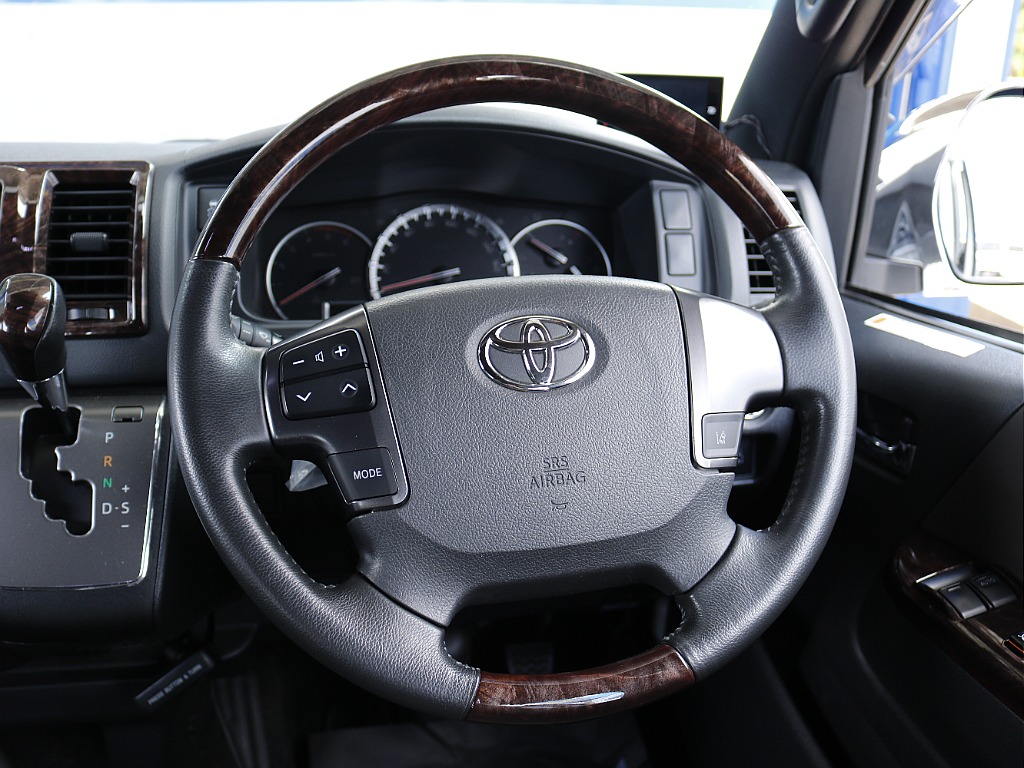 茨城県つくば市にハイエース専門の新車・中古車の展示場を展開！人気のグレード・年式をその場で見比べられます♪皆様のご来場、お問合せを心よりお待ちしております☆