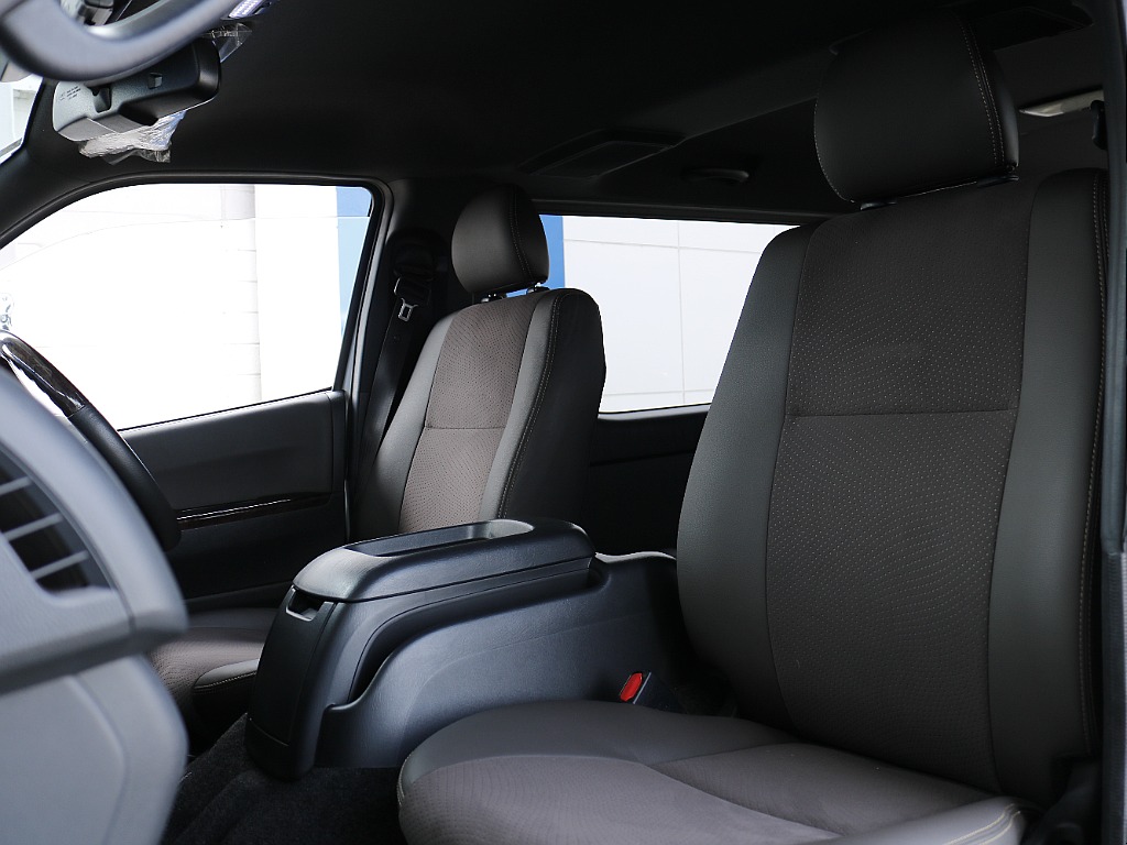 茨城県つくば市にハイエース専門の新車・中古車の展示場を展開！人気のグレード・年式をその場で見比べられます♪皆様のご来場、お問合せを心よりお待ちしております☆