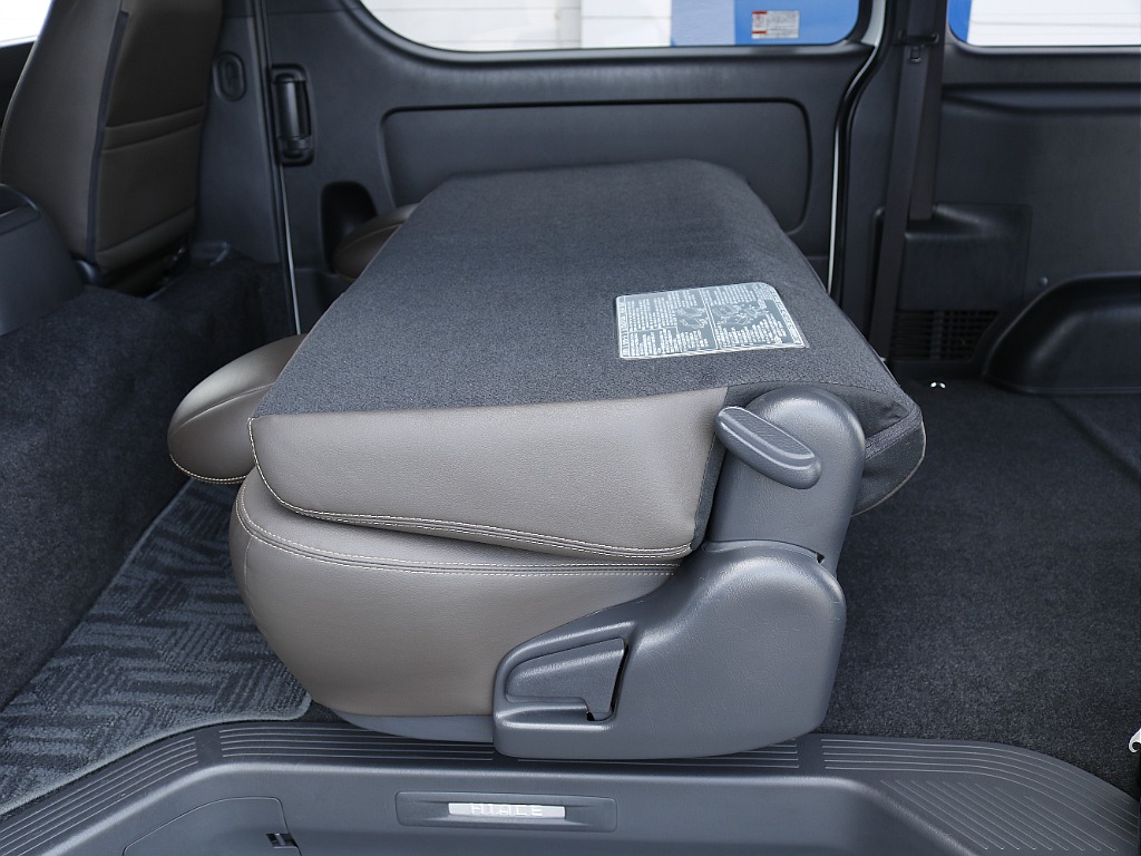 茨城県つくば市にハイエース専門の新車・中古車の展示場を展開！人気のグレード・年式をその場で見比べられます♪皆様のご来場、お問合せを心よりお待ちしております☆