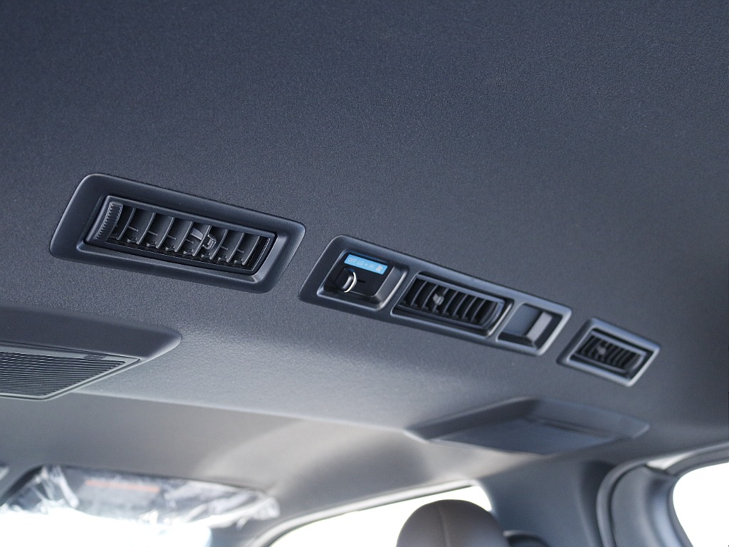 茨城県つくば市にハイエース専門の新車・中古車の展示場を展開！人気のグレード・年式をその場で見比べられます♪皆様のご来場、お問合せを心よりお待ちしております☆