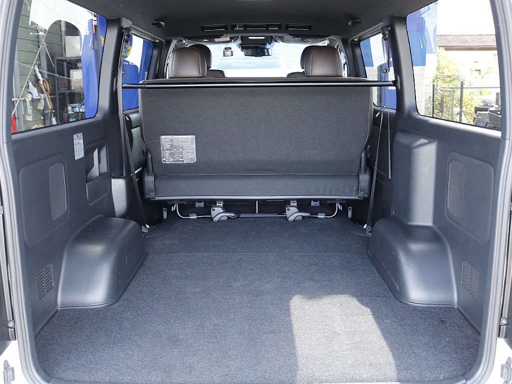 広大なラゲッジスペース！  ベットキットを追加することで車中泊仕様にも！