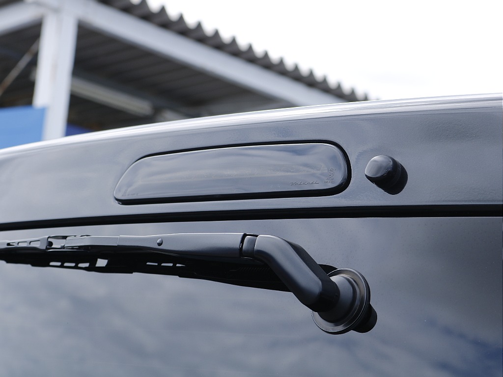 FLEXオリジナルのLEDハイマウントトップに交換済み☆スモークもありブラックの車体とあってます。