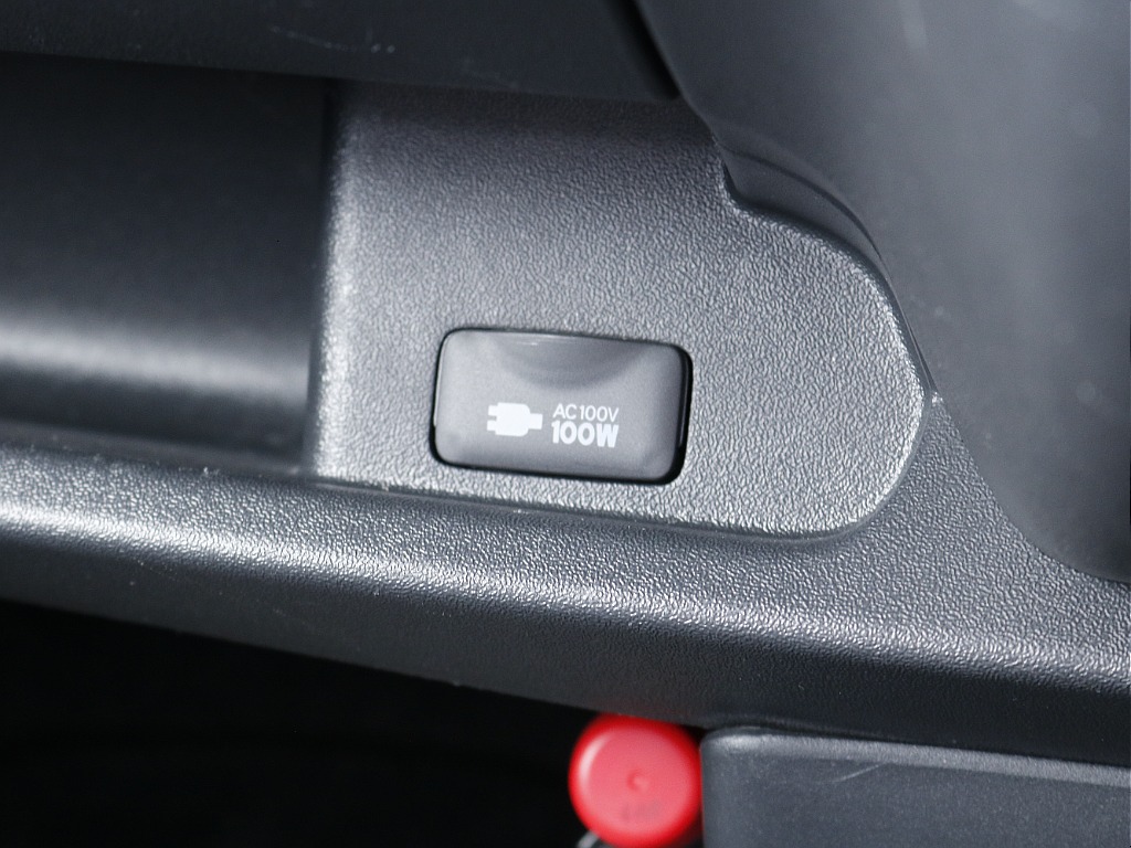 純正オプションの100V電源はコンセント型で色々な用途に使用可能☆