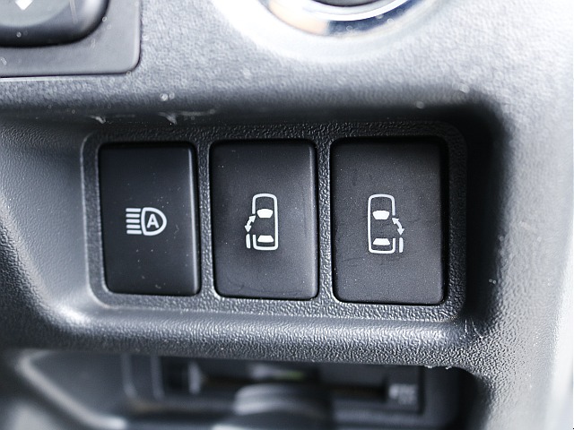 両側パワースライドドア装備☆ 運転席から操作可能です♪
