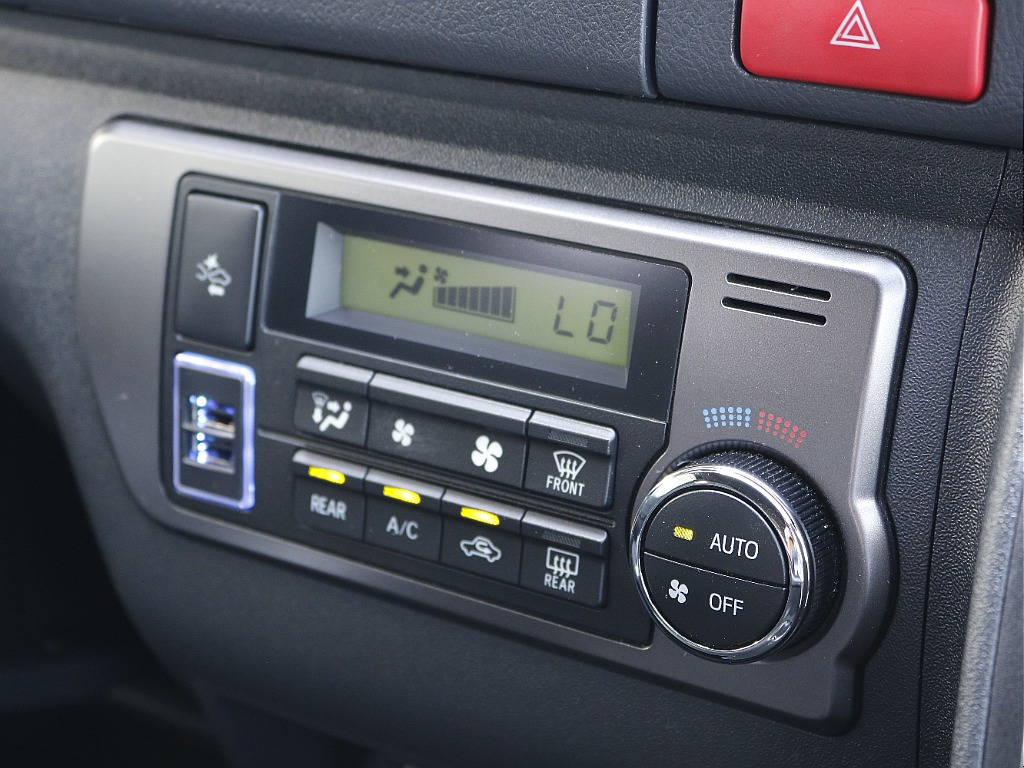 茨城県つくば市にハイエース専門の新車・中古車の展示場を展開！人気のグレード・年式をその場で見比べられます♪皆様のご来場、お問合せを心よりお待ちしております☆