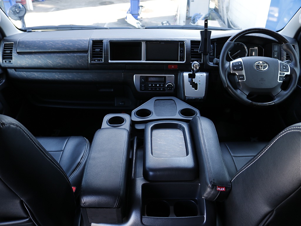 運転席周り！！　FLEXオリジナルアームレスト、カップホルダーが装備され、豪華なコンソールとなっております♪