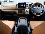 運転席周り内装です☆ 黄木目インテリアパネル３点セットでおしゃれな内装に仕上がっております☆