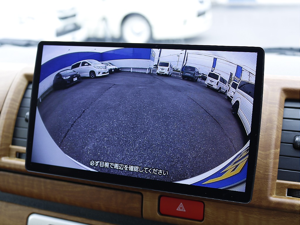 バックカメラも付いております☆ 大画面で後方確認が可能で、駐車の際にも安心の装備です☆