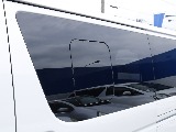 スライドドアは小窓付きです♪  車中泊には必須の装備です♪
