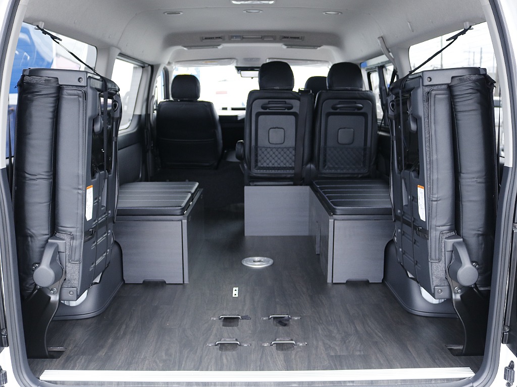 ベットマットを取り外し、4列目を跳ね上げれば広大な荷室に変化します♪