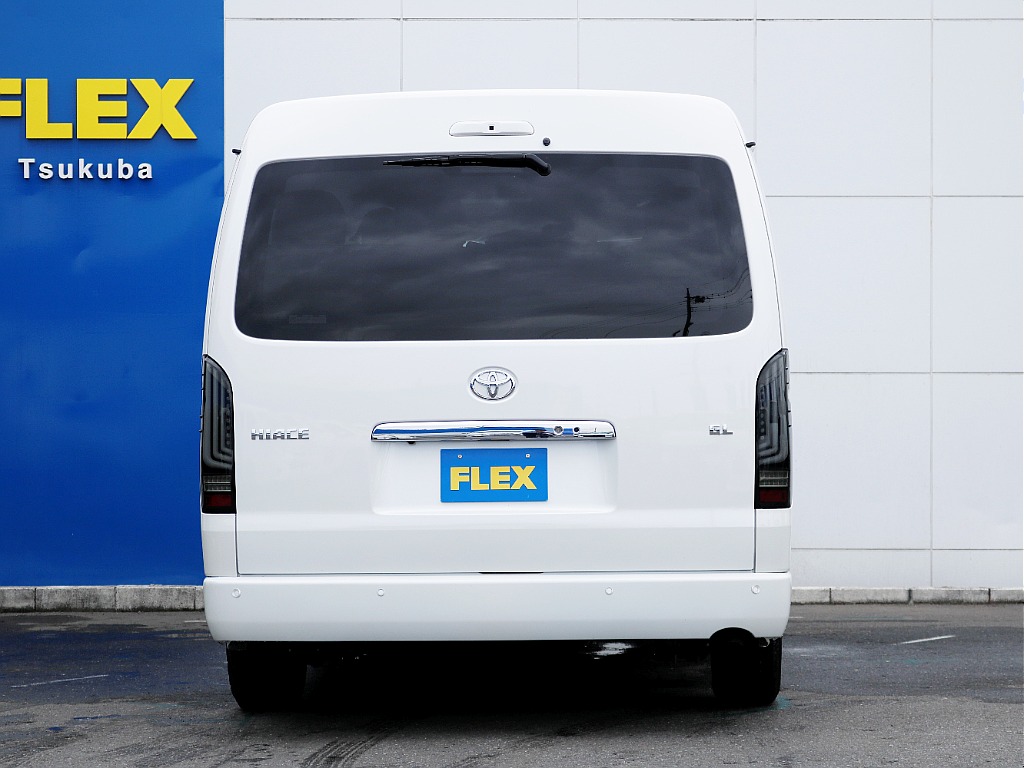 リアビュー☆ ハイエース特有の丸みのあるフォルムです♪