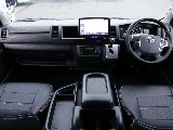 運転席周り☆ カスタムパーツを多数取り付け、豪華な仕様に仕上がっております♪