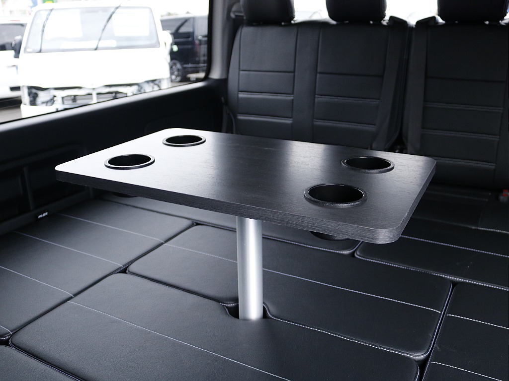 大型のセンターテーブルが装着され、休憩や、デスクワークでもお使いいただけます♪