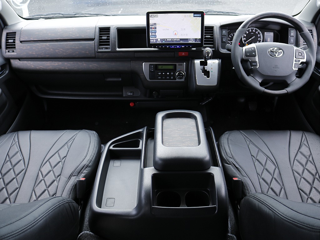 運転席周り☆ シートカバー、BIGX、インテリアパネル等で豪華に作られた内装です♪