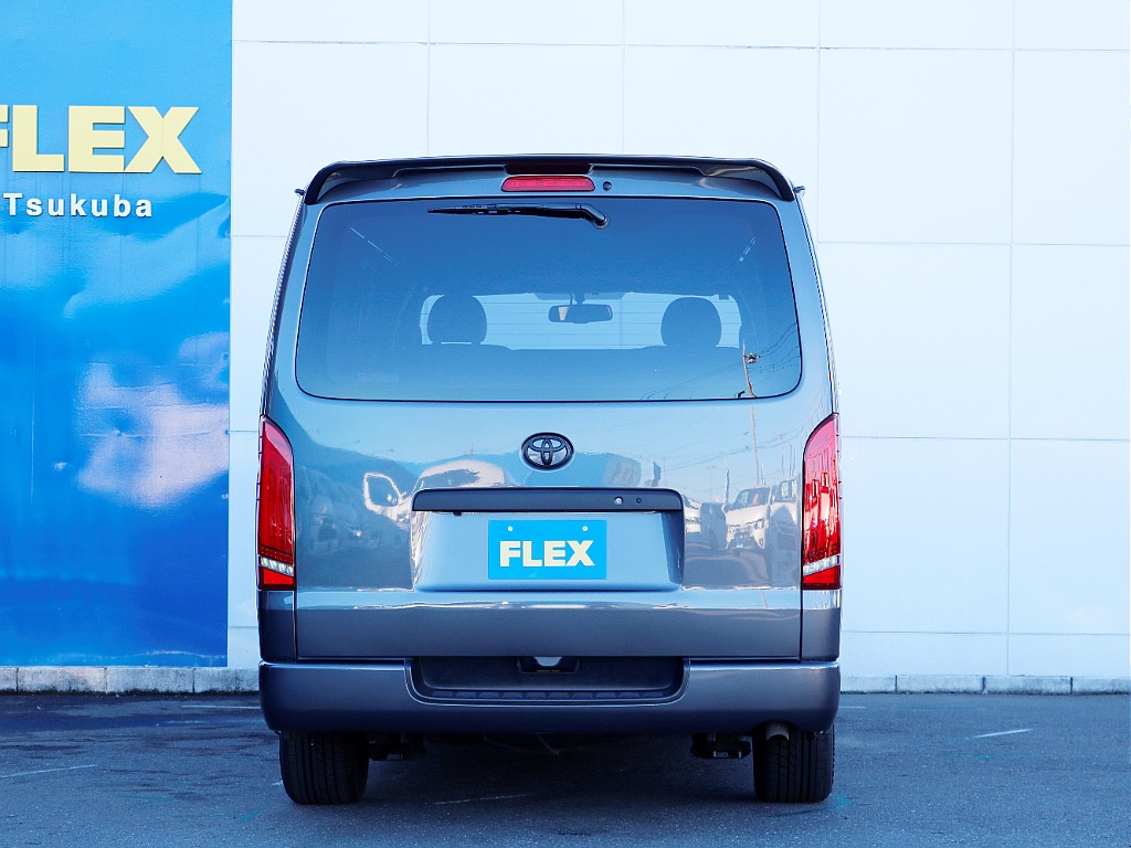 リアビュー☆ 各部がブラックアウトされ、テールランプの赤がワンポイントのアクセントに♪