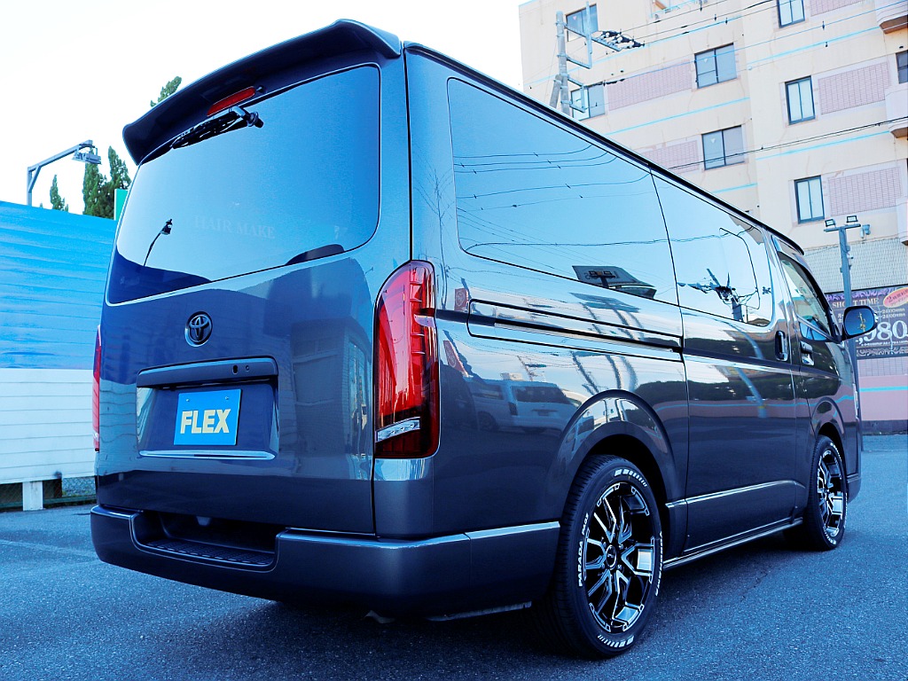 リアはハイエース特有の丸実のあるフォルムです♪