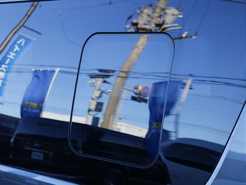 小窓付きスライドドア☆ 車中泊、キャンプに最適です♪