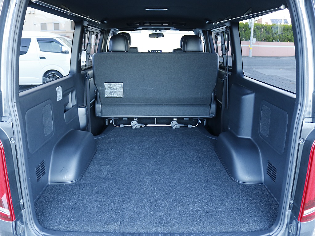 ラゲッジスペース☆ 嫌なへこみや傷がなく良好な状態です♪