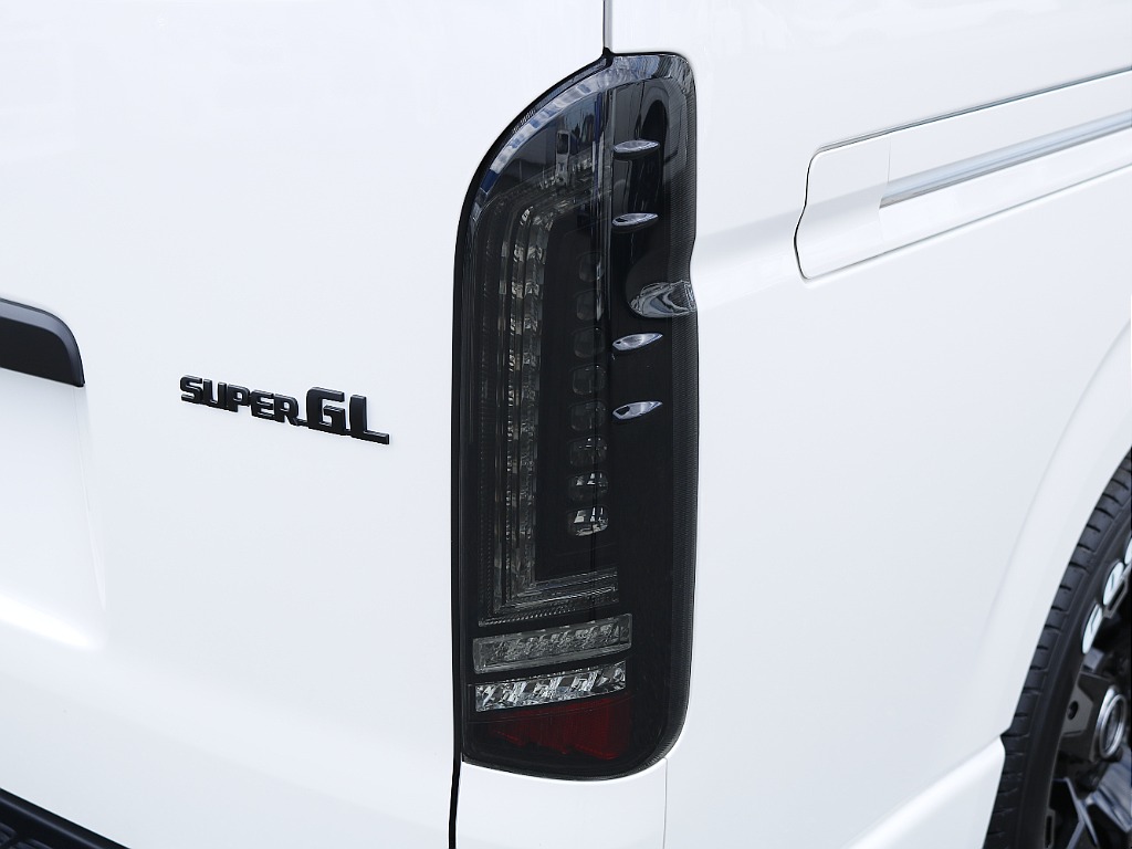 新品プレステージテールランプを装備☆流れるシーケンシャルウィンカーにLEDライトで視認性もアップしております☆