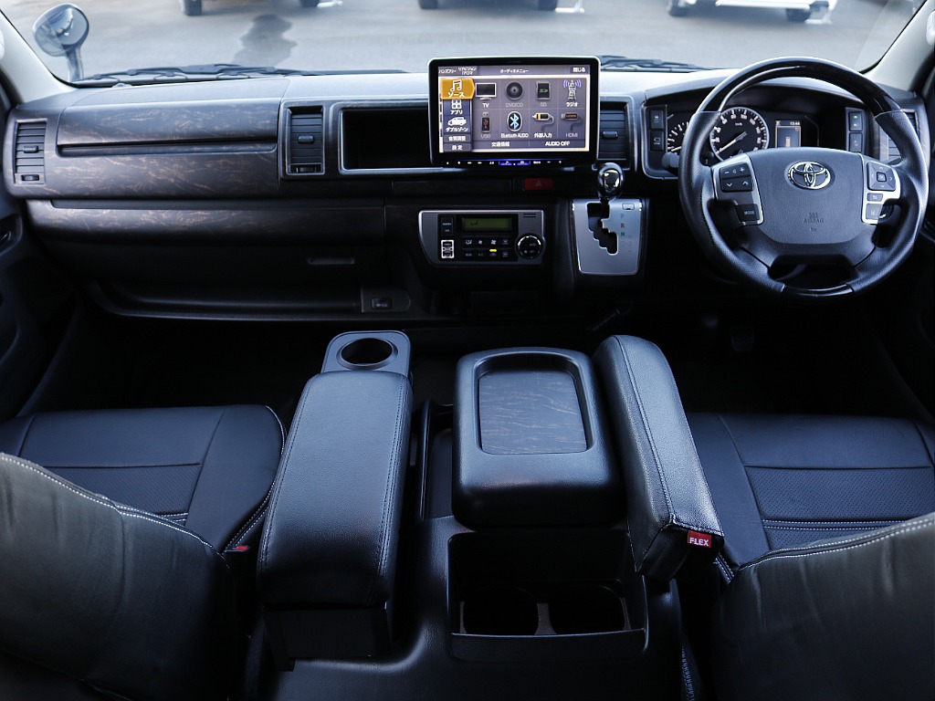 運転席周り！！　FLEXオリジナルアームレストが装備され、豪華なコンソールとなっております♪