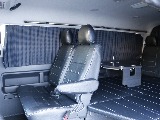 リアにはカーテンが装着され、車中泊も安心です♪